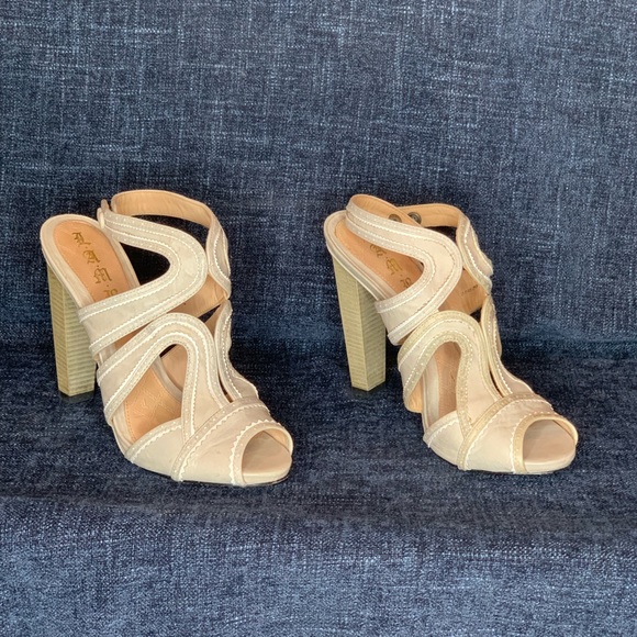 L.A.M.B. GREY + WHITE HEELS - Picture 2 of 7